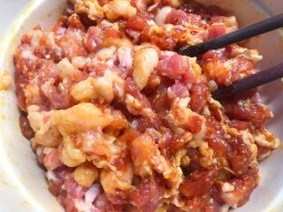 5、蒜苔炒肉末,用筷子搅拌均匀，腌制10分钟。