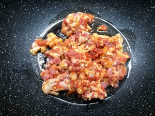 6、蒜苔炒肉末,热锅放入少许油，烧至六成热，把腌制好的肉末放入煸炒出油。