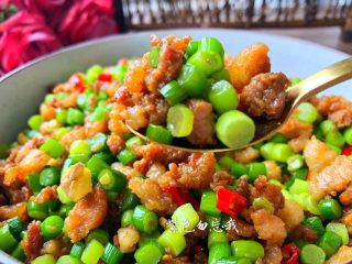 9、蒜苔炒肉末,美味的肉末炒蒜苔做好了，简单美味，简直就是下饭神器。