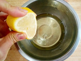 3、蒸蛋糕,在蛋清中挤入少许柠檬汁去腥。