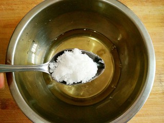 4、蒸蛋糕,将白糖加入蛋清中。