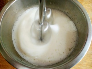 5、蒸蛋糕,用电动打蛋器高速打发。