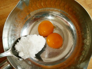 7、蒸蛋糕,在蛋黄中加入10g白糖，用打蛋器搅打均匀。