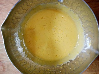 8、蒸蛋糕,打成均匀的蛋液。