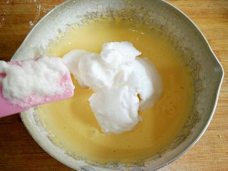 11、蒸蛋糕,然后再在粉糊中加入三分之一的打发蛋清。