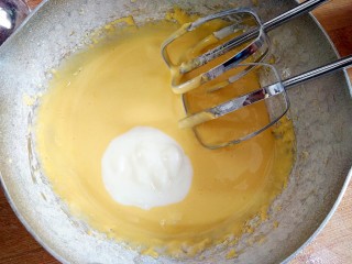 10、蒸蛋糕,搅打均匀后，在粉糊中加入20克酸奶。