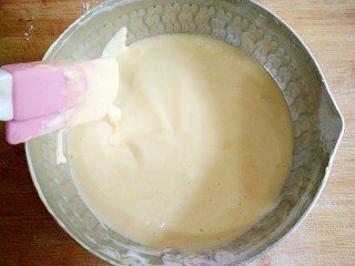 12、蒸蛋糕,用硅胶搅拌刀翻来翻去的搅拌，注意一定不要画圈搅拌！