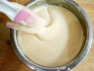 14、蒸蛋糕,同样是用翻来翻去的搅拌方法，用硅胶刀搅拌均匀。