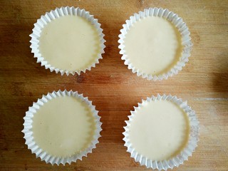 15、蒸蛋糕,将搅拌均匀的蛋糕糊倒进纸杯中，震一下气泡。