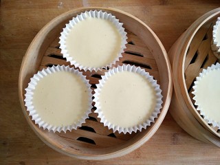 16、蒸蛋糕,将粉糊放入笼屉中上锅隔水大火蒸15分钟，然后关火，虚蒸5分钟即可。