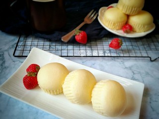 17、蒸蛋糕,出锅，撕去纸杯托。