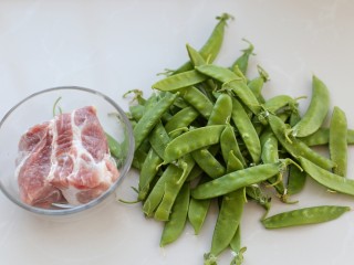 1、荷兰豆炒肉,准备好所需食材