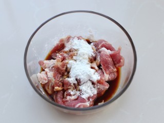 3、荷兰豆炒肉,调入生抽、料酒、玉米淀粉、少许盐和一汤匙食用油