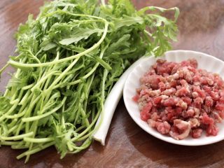 1、冬至美食~牛肉茼蒿饺子,首先备齐做饺子馅的食材。