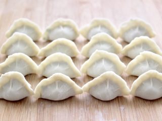 13、冬至美食~牛肉茼蒿饺子,依次包好所有的饺子。