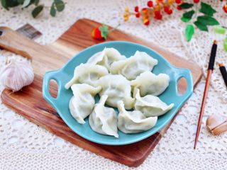 15、冬至美食~牛肉茼蒿饺子,鲜香味浓郁的牛肉茼蒿饺子就出锅咯,盛到盘子里即可享用了。