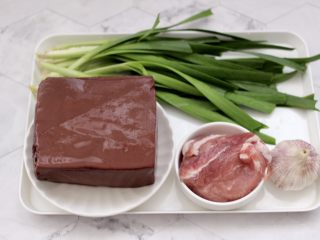 1、蒜香梅花肉炒猪血,首先备齐所有的食材,韭菜提前摘洗干净。