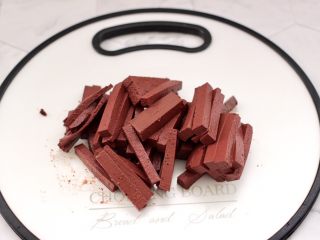 2、蒜香梅花肉炒猪血,猪血洗净用刀切成细条。