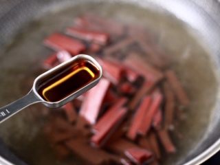 3、蒜香梅花肉炒猪血,锅中倒入适量的清水烧开,放入猪血条,加入料酒。