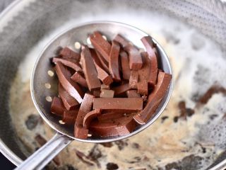 4、蒜香梅花肉炒猪血,大火烧开,看见猪血条变色即可捞出过冷水后沥干备用。