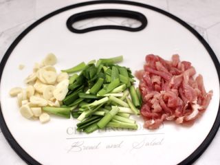 5、蒜香梅花肉炒猪血,梅花肉洗净切成细条,大蒜去皮后切薄片,韭菜切段。