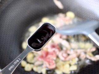 7、蒜香梅花肉炒猪血,这个时候加入蚝油调味调色。