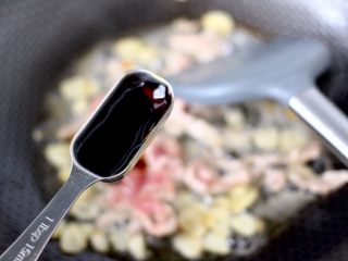 8、蒜香梅花肉炒猪血,再加入生抽调色提味。