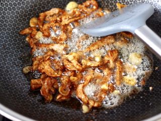 9、蒜香梅花肉炒猪血,大火继续把梅花肉翻炒均匀上色。