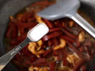 11、蒜香梅花肉炒猪血,根据个人口味加入适量的盐。