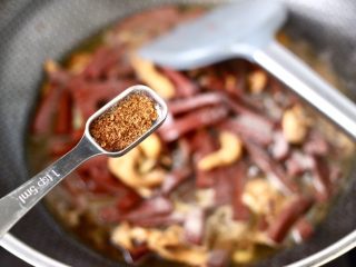 12、蒜香梅花肉炒猪血,再放入花椒粉增加口感。