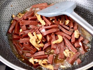 10、蒜香梅花肉炒猪血,这个时候加入焯过水的猪血条,大火快速翻炒均匀。