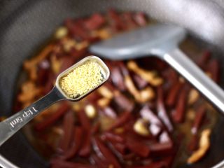 13、蒜香梅花肉炒猪血,最后加入鸡精,不喜欢的可以不加。