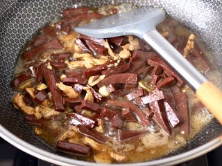 14、蒜香梅花肉炒猪血,大火继续翻炒至所有的食材调料混合均匀。