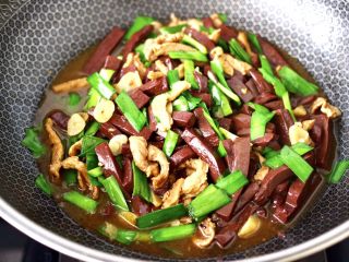 15、蒜香梅花肉炒猪血,加入韭菜段翻炒至变色即可关火。