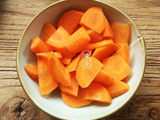 3、开胃下饭的糖醋鲜藕,胡萝卜去皮切小块；