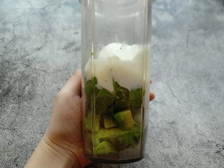 2、牛油果意面,牛油果去壳切小块放入料理杯加入酸奶（加酸奶是为了避免牛油果氧化变黑色）。