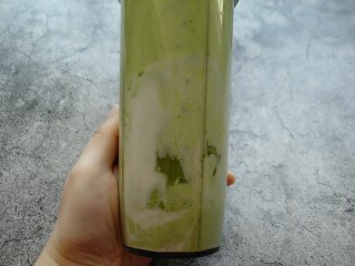 3、牛油果意面,把牛油果打成泥。