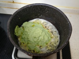 5、牛油果意面,倒入搅打好的牛油果搅拌均匀 小火微一分钟左右 加入食盐搅拌均匀 即可关火。