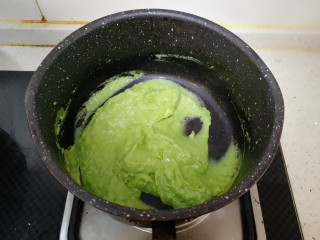 6、牛油果意面,搅拌好的牛油果。