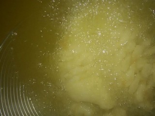 7、鸿运松鼠桂鱼,7.拎着鱼尾用汤勺把热油淋在鱼肉上,使其定型,接着整条鱼放去炸成淡金黄色