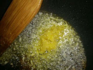 10、鸿运松鼠桂鱼,10.花生油烧辣下蒜泥爆香