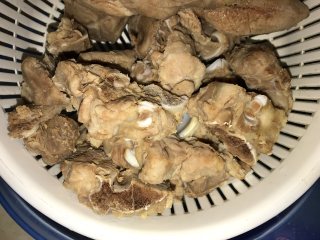 2、花生板栗猪骨汤,猪骨焯水后洗净备用