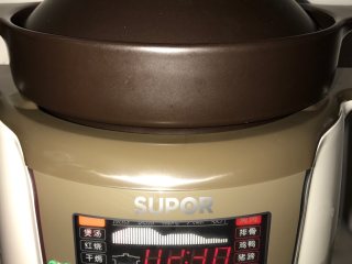 5、花生板栗猪骨汤,苏泊尔电炖锅选择煲汤模式，默认时是2小时，按加号和减号可以设定时间，每按一次是增加或减少十分钟，选好时间按开始键，预热