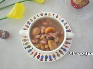 13、花生板栗猪骨汤,喝时适当加点盐