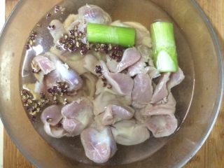 1、酸辣鸡胗,鸡胗洗净，加葱一段，姜若干片，花椒，料酒，一勺盐，泡1小时去腥味