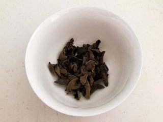 4、莴笋炒木耳,东北秋木耳放入碗里