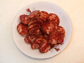 11、莴笋炒木耳,把煮熟的腊肠切成小片