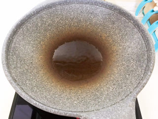 12、莴笋炒木耳,炒锅烧热后加入花生油