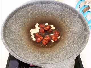 14、莴笋炒木耳,加入腊肠，翻炒1分钟