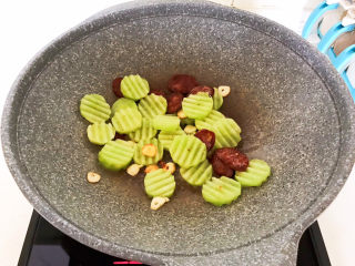 16、莴笋炒木耳,翻炒1分钟